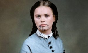 オリーブ・オートマン:青いタトゥーの女性