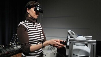 ロボットを操る女性