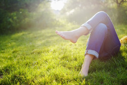 草原で寝ている女性の足