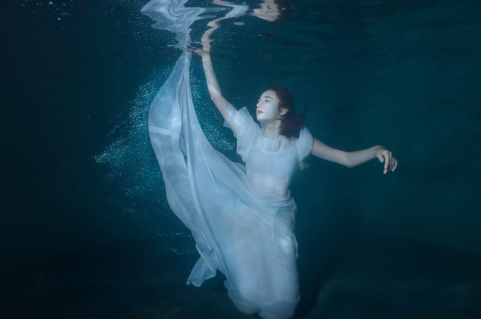 水中の白い服の女性