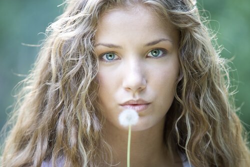 タンポポと女性