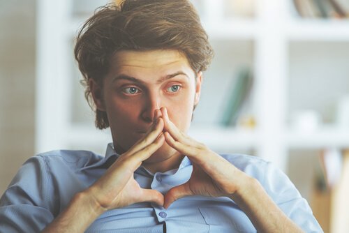 短所を考える男性