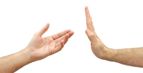 助けを求める手と断る手