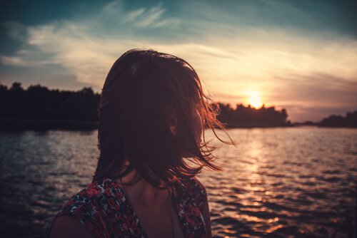 海辺の女性