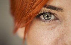 目を見て相手の感情を読み取る方法