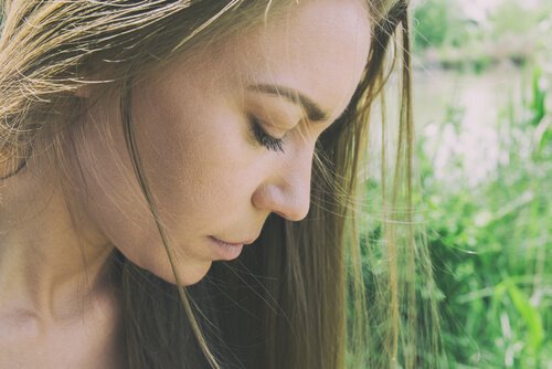 うつむいて考える女性