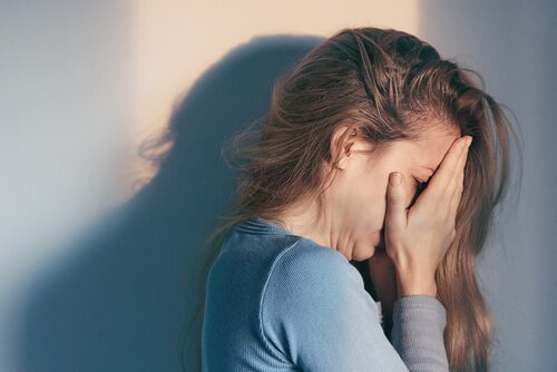悲嘆女性