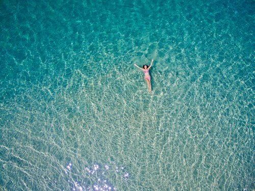 海にいる女性
