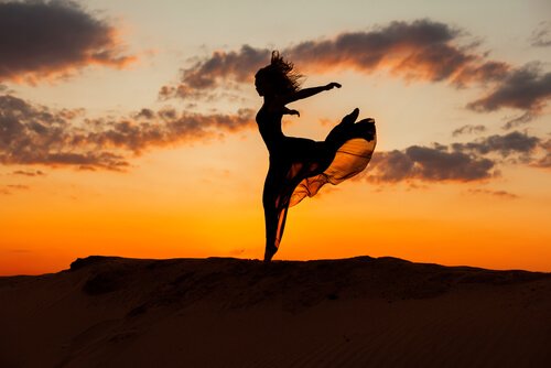 山で踊る女性