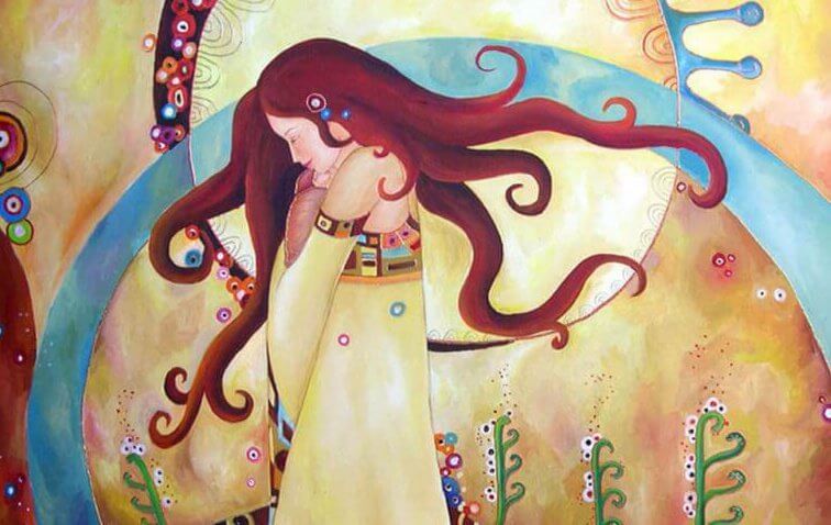 自分を抱きしめる女性