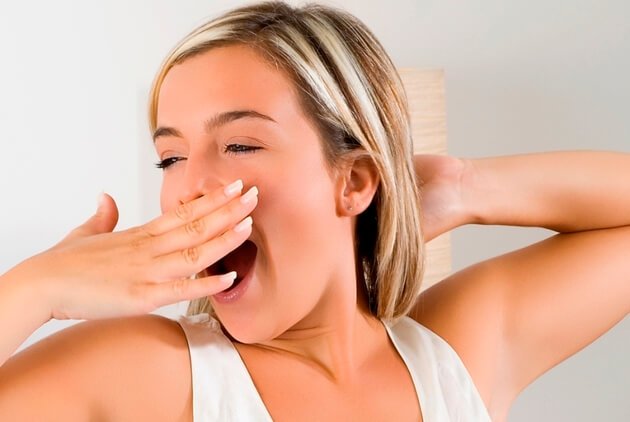 あくびする女性