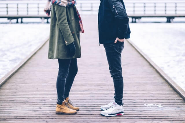 向き合うカップルの足