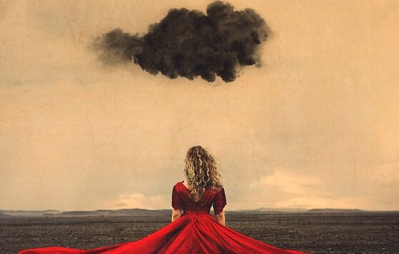 赤いドレスと黒い雲