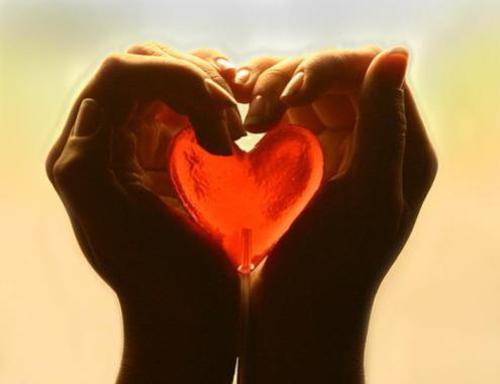 ハートが手の中にある