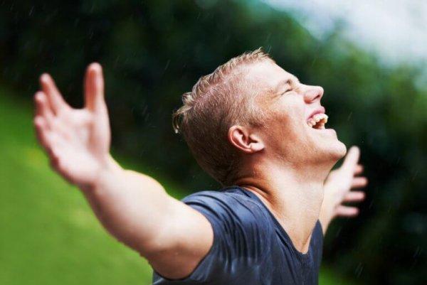 両手を広げた幸せそうな男性