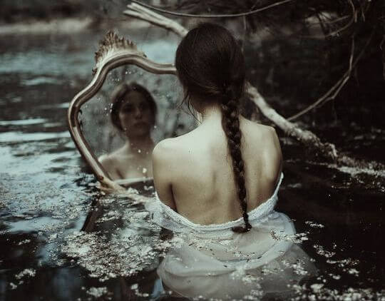 水の中で鏡に映る女性