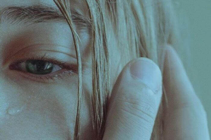 心理的虐待に悲しみ、涙を流す女性