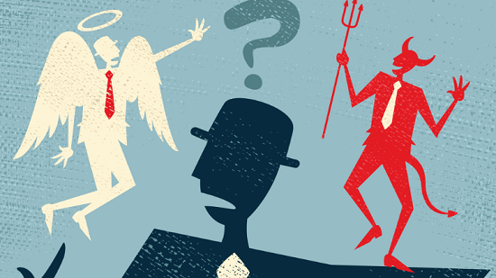 天使と悪魔に悩む男性