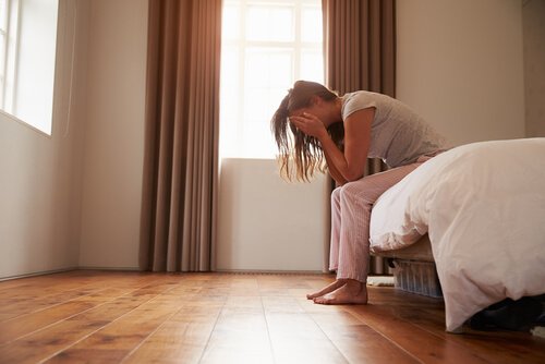 落ち込む女性