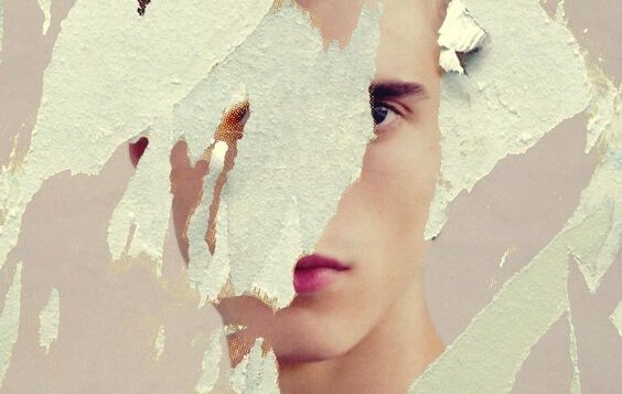 破られた紙と少年