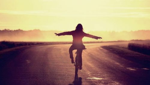 自転車に乗った女性