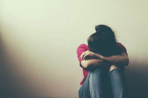 悲しむ女性