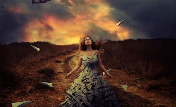 木に囲まれる女性