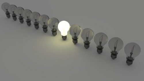 ヴィクトル・クッパーズと「電球効果」:なぜ態度は重要なのか?