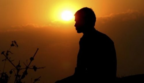 夕陽と男