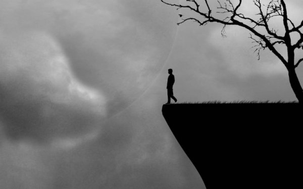 がけっぷちに立つ人