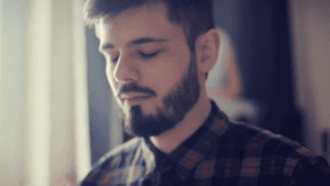 コントロールフリークな母親を持つ成人した息子