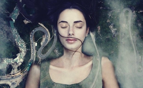 目をつぶった女性