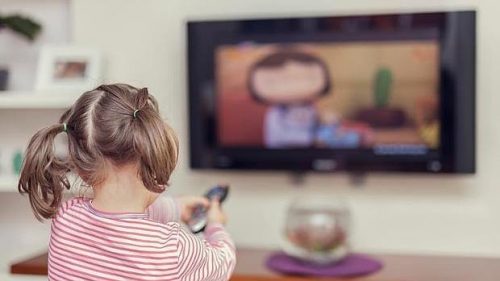 テレビを見る少女