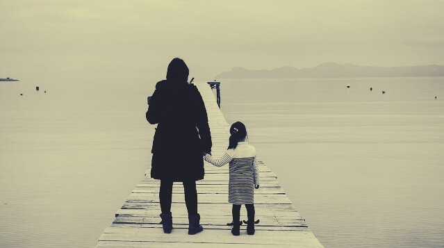 海辺の母と少女