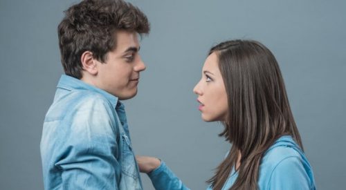 彼氏を問い詰める女性