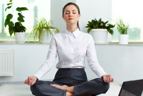 瞑想する女性
