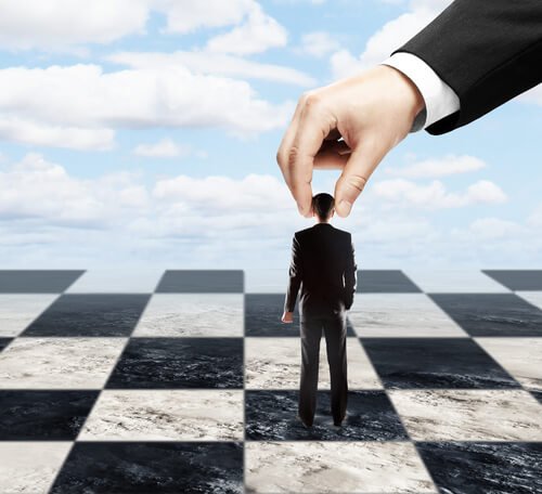 チェス駒になっている男の人