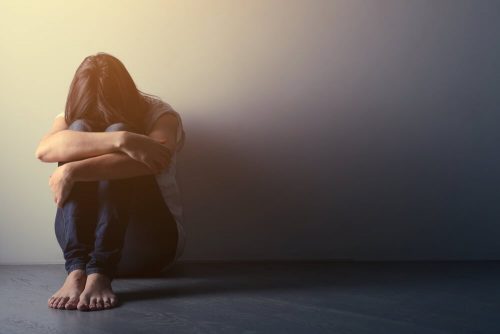 落ち込む女性