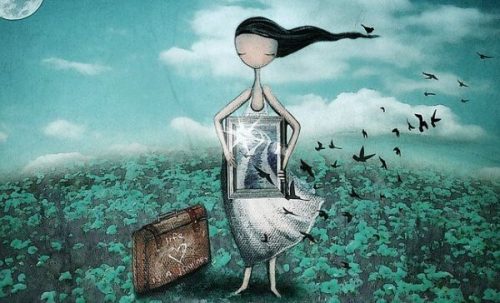 写真を掲げた女性