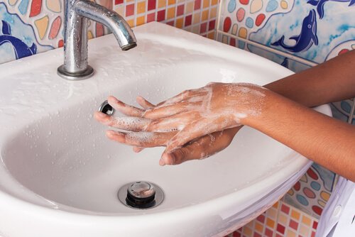 手を洗う