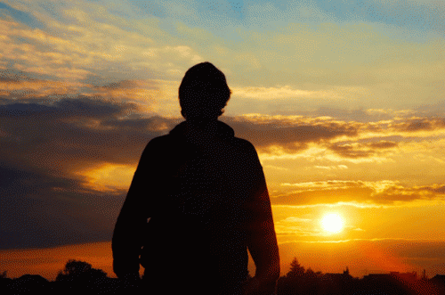 夕日と男性