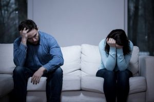 なぜ別れない?不幸せなのに一緒に居続けるカップル