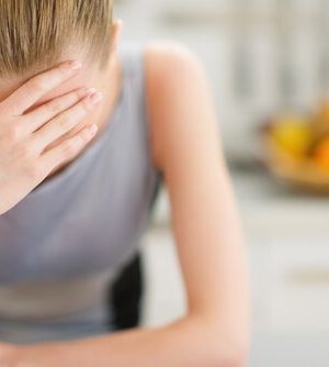 頭を抱える女性