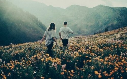 花畑を歩くカップル
