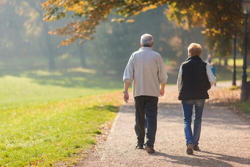 散歩する老夫婦