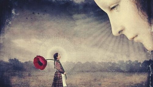 大きなバラを持つ少女を見る顔