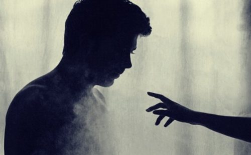 男性に差し伸べられる手