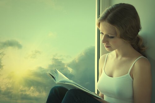 窓際で読書