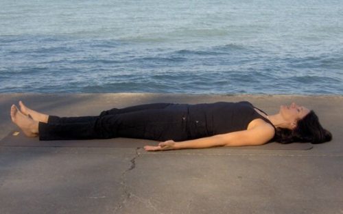 水辺に横たわる女性