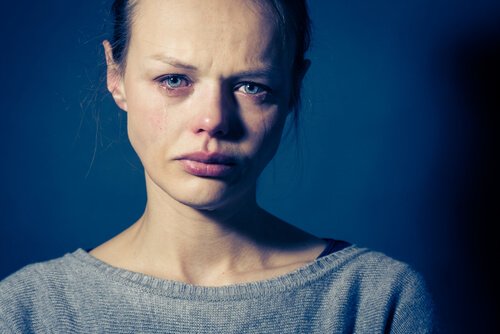 涙する女性